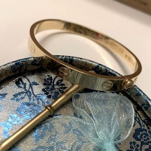 🛑SOLD 18k ♥️ Bangle w/ Screw